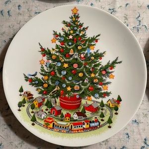 Festive Christmas Tree Dishes Plates Set of 4 Like New Holiday